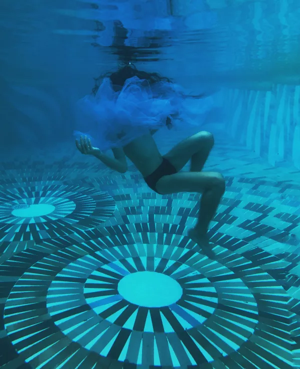 Nageur avançant calmement sous l’eau dans une piscine.