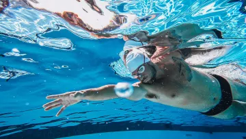 Underwater view of a swimmer holding a stable freestyle position.